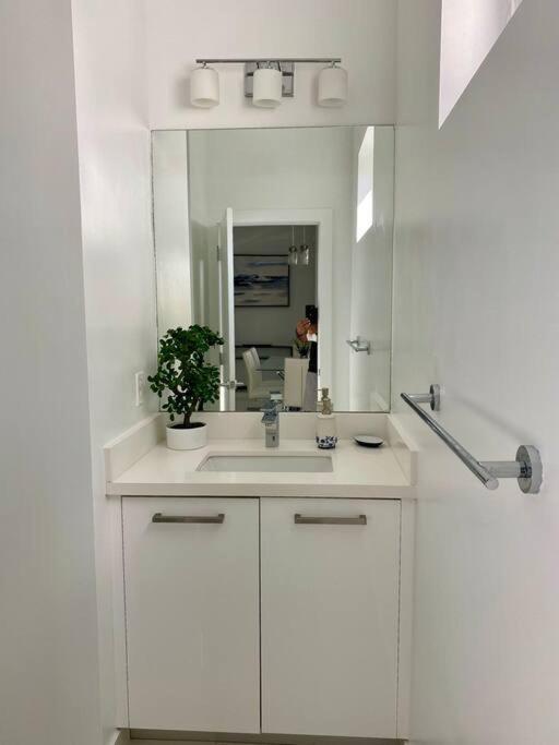 Across The Ocean Few Steps To Beach Contemporary Three Bedroom Townhouse Pompano Beach Buitenkant foto