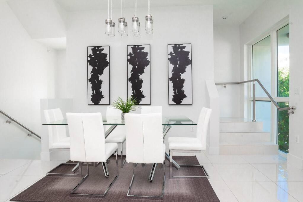 Across The Ocean Few Steps To Beach Contemporary Three Bedroom Townhouse Pompano Beach Buitenkant foto