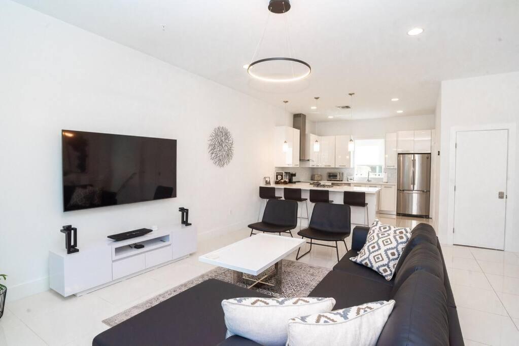 Across The Ocean Few Steps To Beach Contemporary Three Bedroom Townhouse Pompano Beach Buitenkant foto