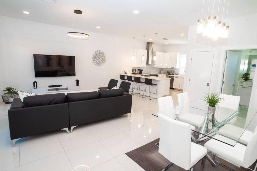 Across The Ocean Few Steps To Beach Contemporary Three Bedroom Townhouse Pompano Beach Buitenkant foto