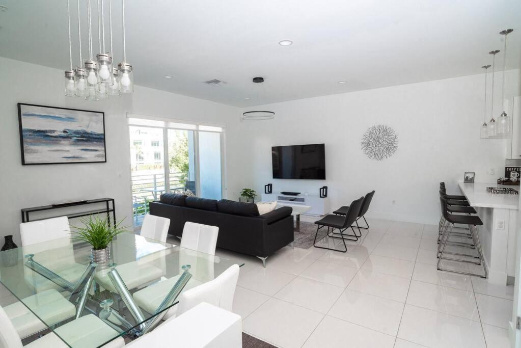 Across The Ocean Few Steps To Beach Contemporary Three Bedroom Townhouse Pompano Beach Buitenkant foto