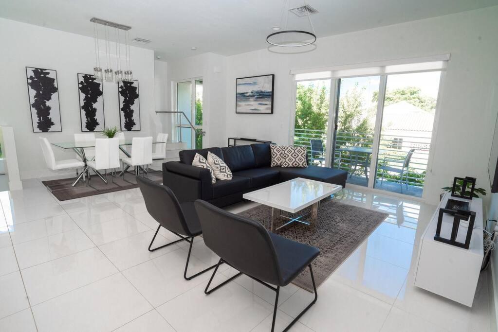 Across The Ocean Few Steps To Beach Contemporary Three Bedroom Townhouse Pompano Beach Buitenkant foto