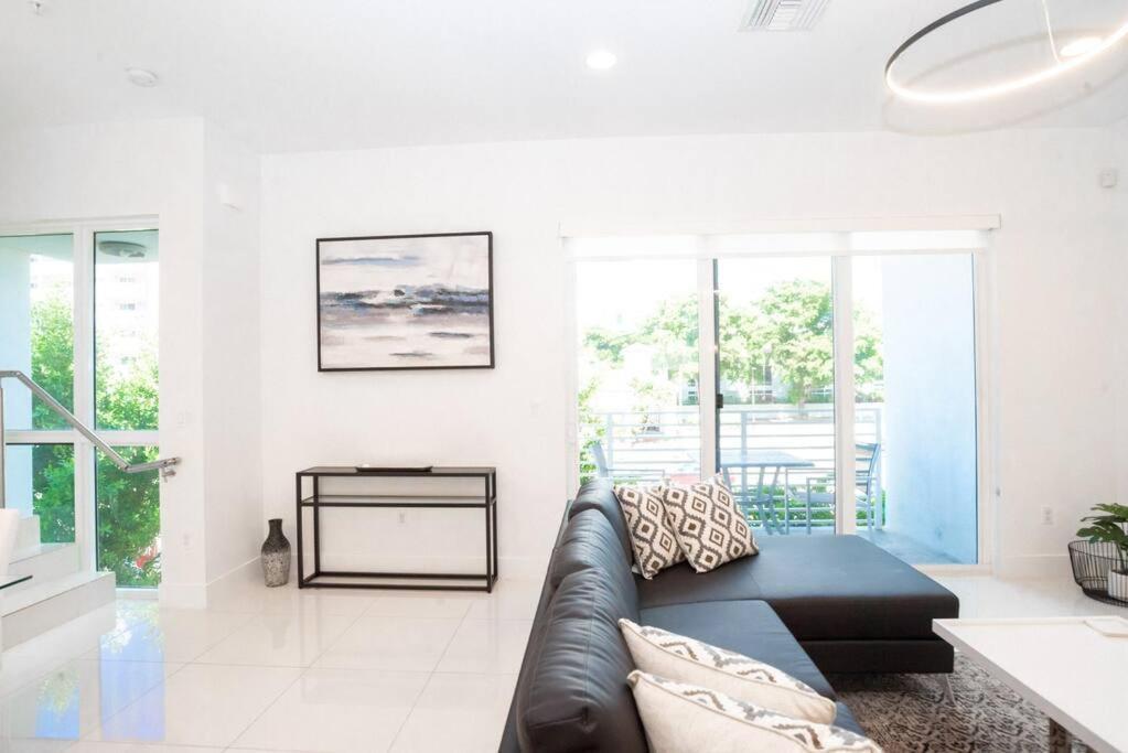 Across The Ocean Few Steps To Beach Contemporary Three Bedroom Townhouse Pompano Beach Buitenkant foto