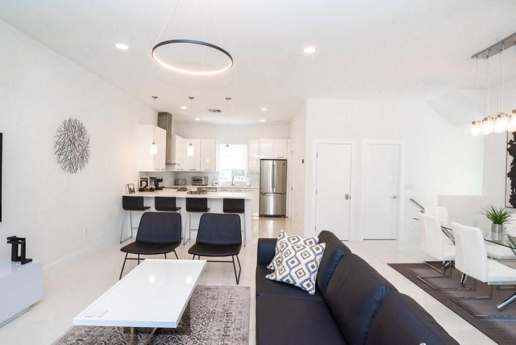 Across The Ocean Few Steps To Beach Contemporary Three Bedroom Townhouse Pompano Beach Buitenkant foto
