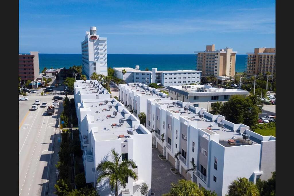Across The Ocean Few Steps To Beach Contemporary Three Bedroom Townhouse Pompano Beach Buitenkant foto