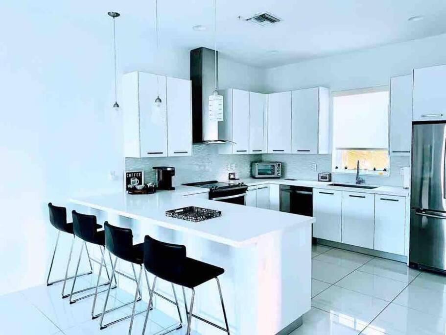 Across The Ocean Few Steps To Beach Contemporary Three Bedroom Townhouse Pompano Beach Buitenkant foto