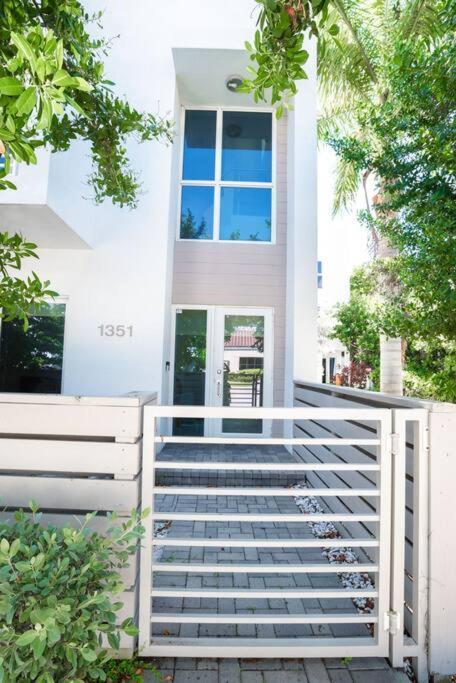 Across The Ocean Few Steps To Beach Contemporary Three Bedroom Townhouse Pompano Beach Buitenkant foto