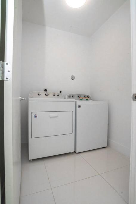 Across The Ocean Few Steps To Beach Contemporary Three Bedroom Townhouse Pompano Beach Buitenkant foto