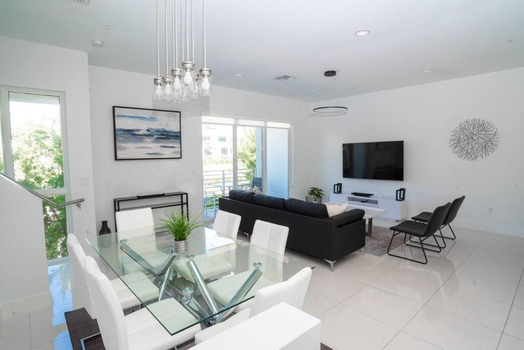 Across The Ocean Few Steps To Beach Contemporary Three Bedroom Townhouse Pompano Beach Buitenkant foto